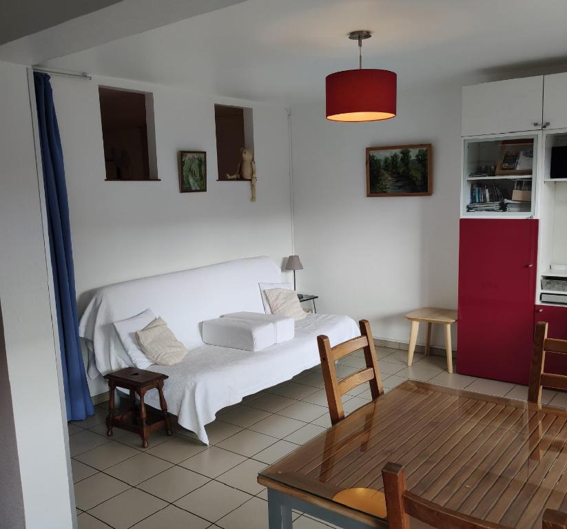 那慕尔那慕尔英奈尔基特酒店的卧室配有白色的床和桌子