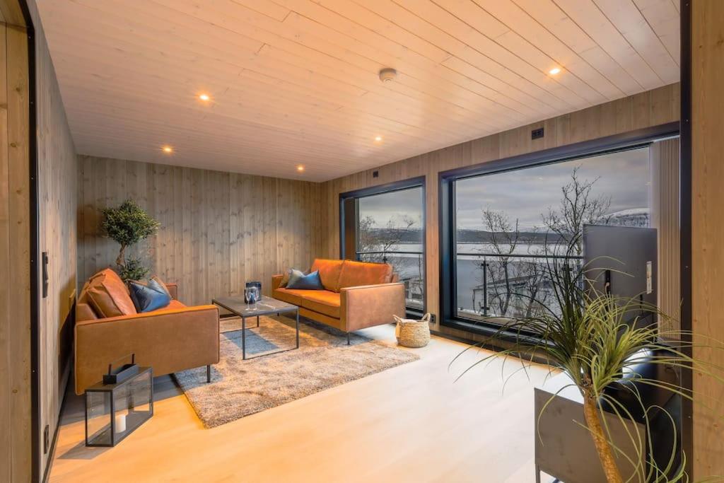 MestervikLuksus panorama hytte -H24的客厅设有两张沙发和一个大窗户