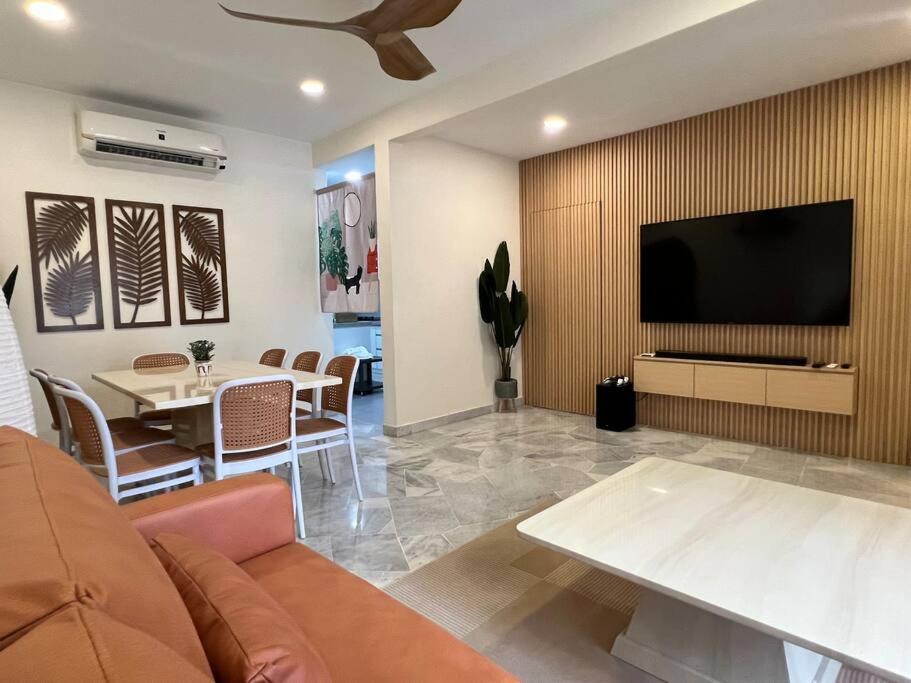 梳邦再也Serene Landed Endlot House Subang Jaya的客厅配有沙发和墙上的电视