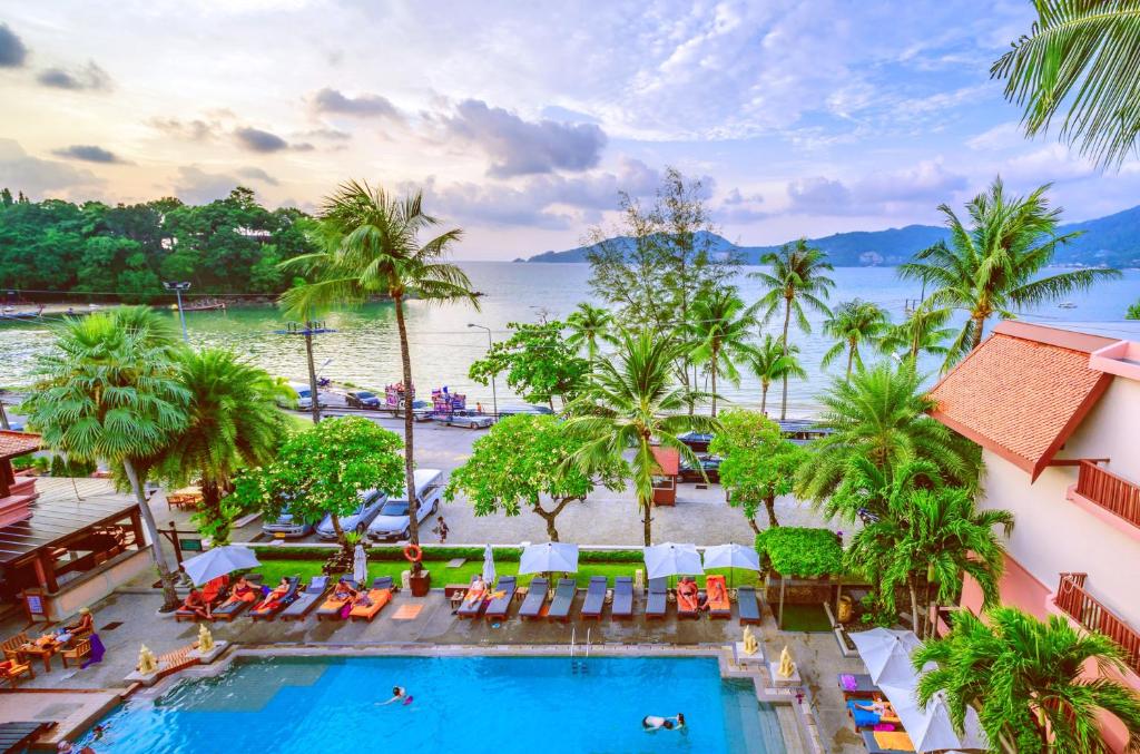 芭东海滩普吉岛-瓶庐海景度假酒店 Phuket PL Seaview Resort的棕榈树度假村的游泳池景