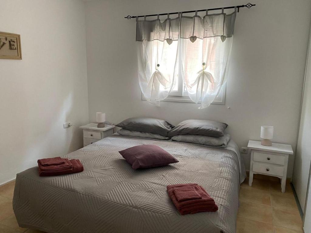 科斯塔德安提瓜Casa Greta的一间卧室配有一张带两个枕头的床