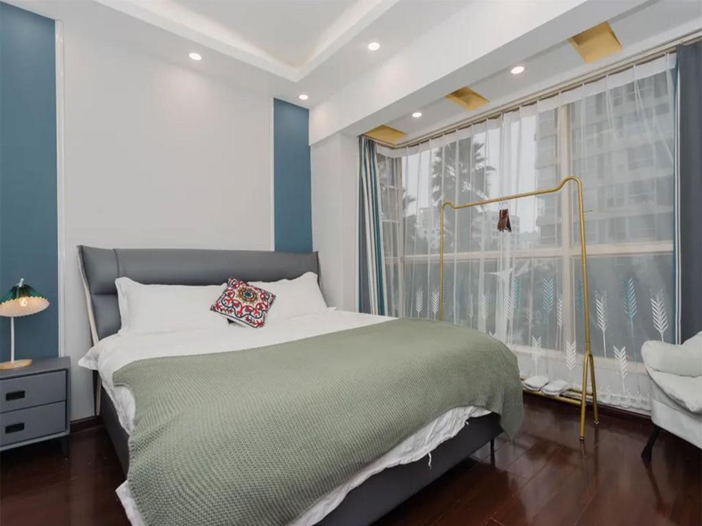 昆明八街安妮公寓 - 距离地铁2号线/穿心鼓楼B出口仅120米的一间卧室设有一张大床和一个窗户。