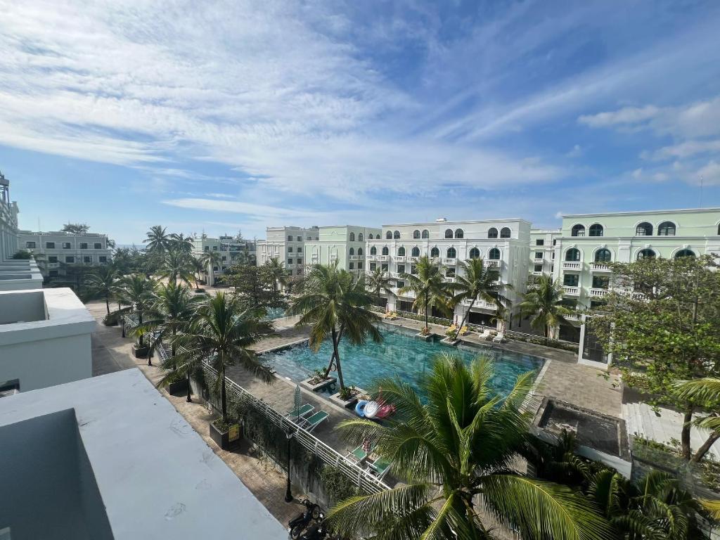富国Tanya Phu Quoc Hotel的享有酒店空中景致,设有游泳池和棕榈树