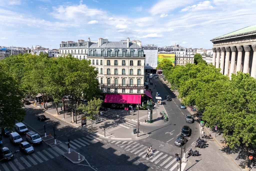 巴黎Fauchon l'Hôtel Paris的城市街道的空中景观和建筑