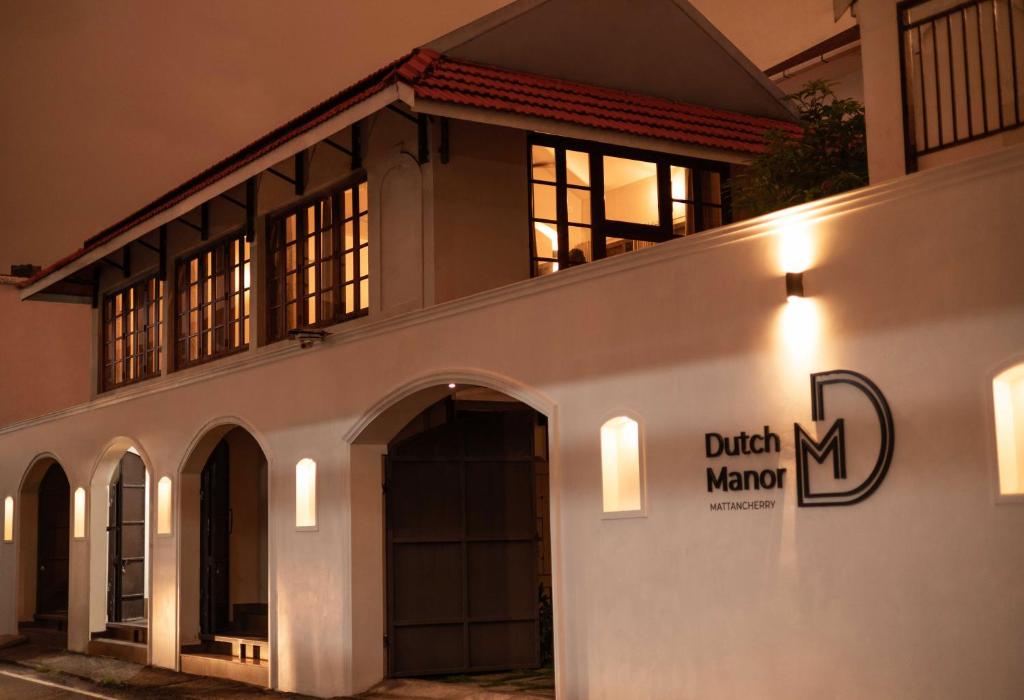 科钦Dutch Manor Boutique Hotel的建筑的侧面有标志