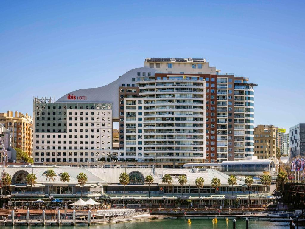 悉尼悉尼达令港宜必思酒店的水体旁边的一座大建筑
