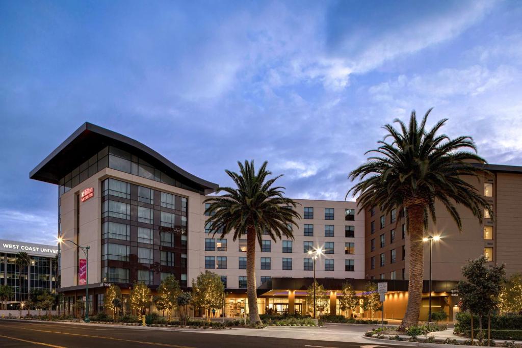 安纳海姆Home2 Suites By Hilton Anaheim Resort的一座楼前有棕榈树的酒店