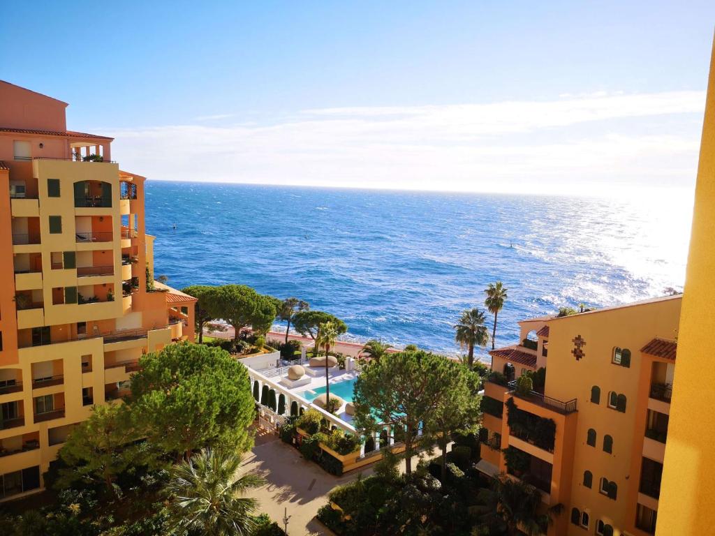 蒙特卡罗Columbus Hotel Monte-Carlo, Curio Collection by Hilton的从大楼欣赏到海洋的空中景色