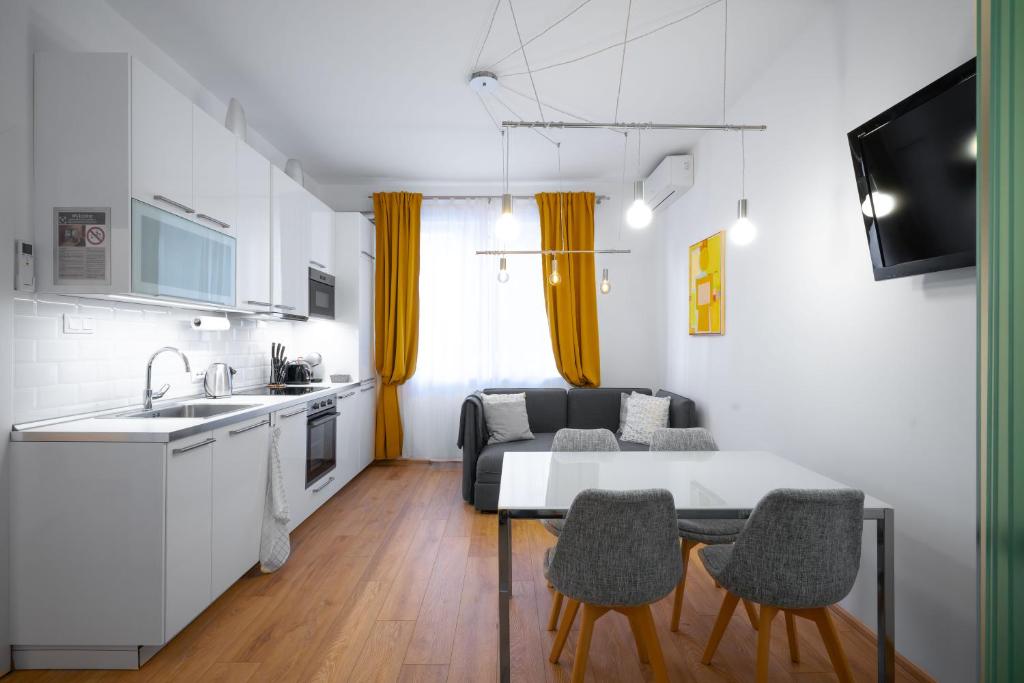 索非亚Modern 2BD Flat with Prime Location and Workspace的厨房以及带桌椅的起居室。