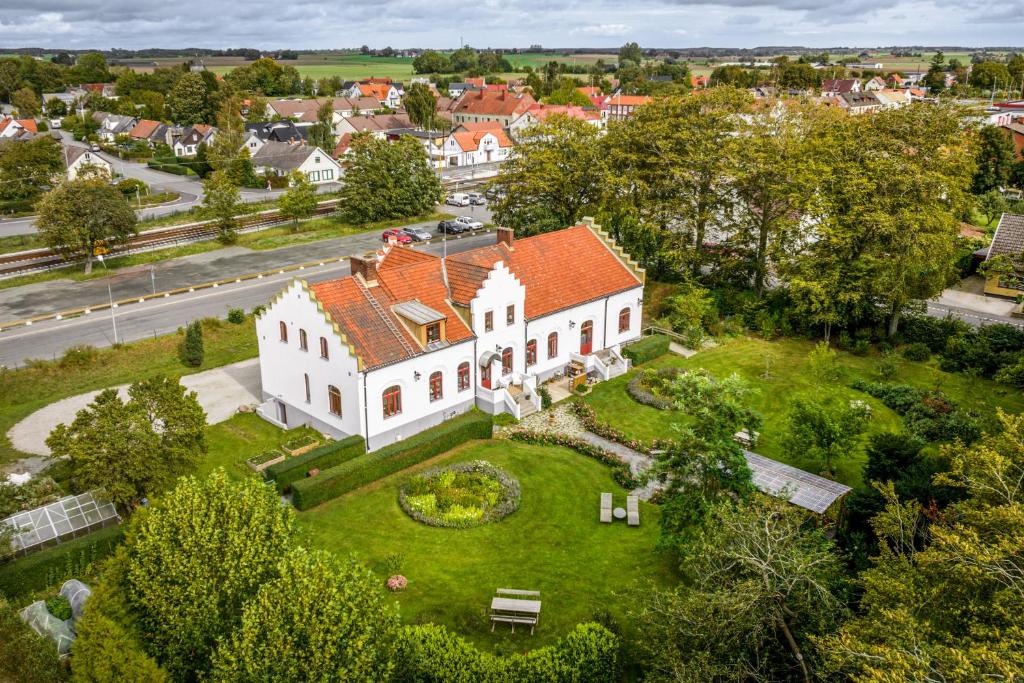 GärsnäsVita Huset på Österlen的享有带庭院的大型白色房屋的空中景致