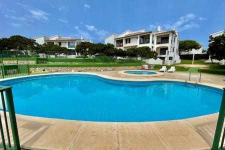 休达德亚BoschApartamento de 2 dormitorios y con piscina的一座大蓝色游泳池,位于房子前