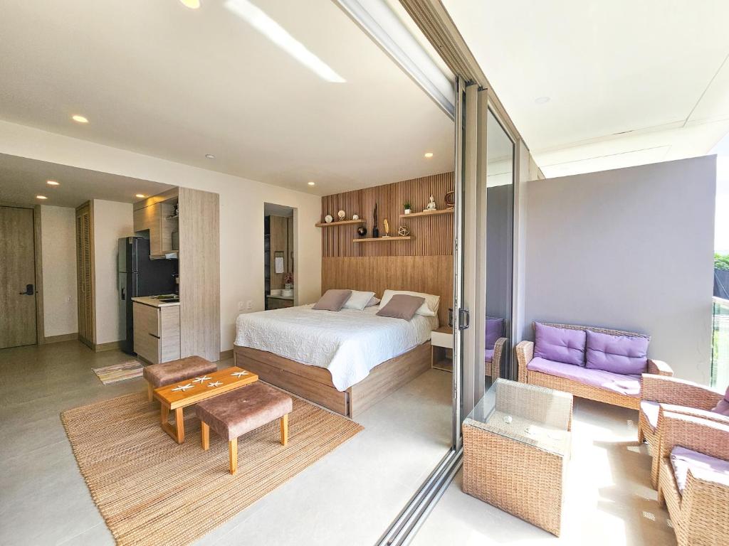 卡塔赫纳Apartamento en Morros Zoe con acceso directo al mar en Cartagena的一间卧室配有一张床、一张沙发和一张桌子