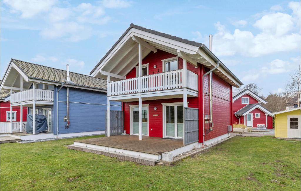 苏索Seeteufel 5的色彩缤纷的房屋前方有甲板的红色房屋