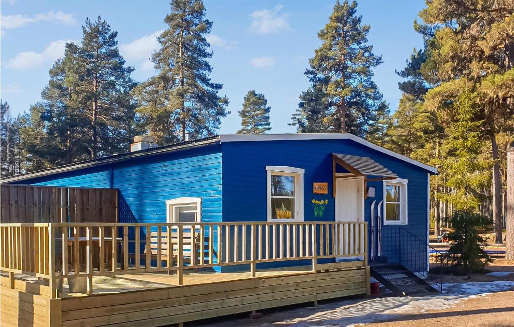 Gräsmark2 Bedroom Stunning Home In Grsmark的蓝色的小房子,设有木门廊