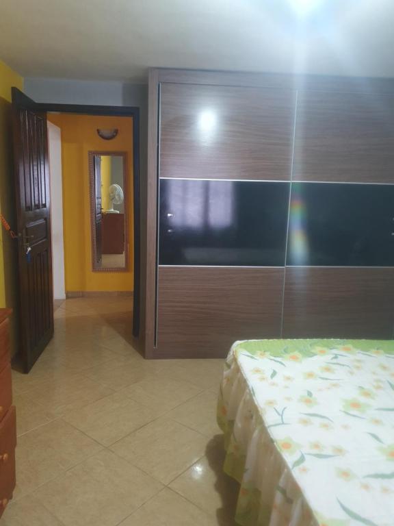 IpitangasCasa temporada da Nenê的卧室设有滑动玻璃门和床