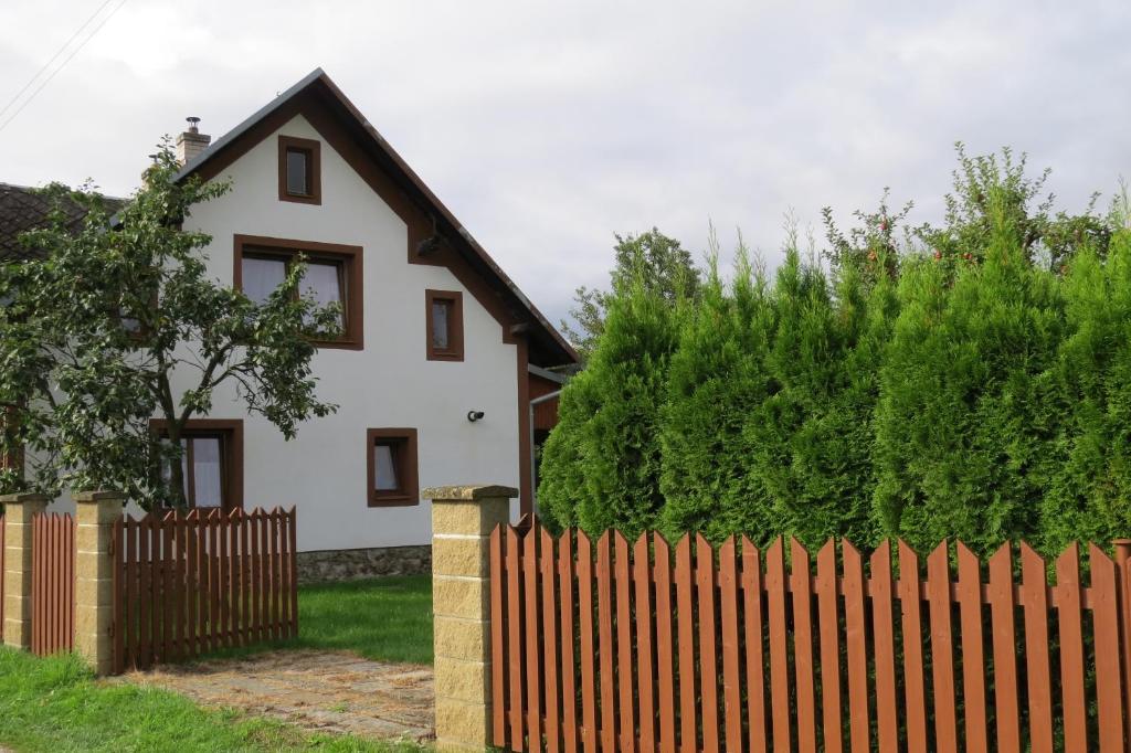 Stará Červená VodaChalupa Lízalka的木制围栏后面的白色房子