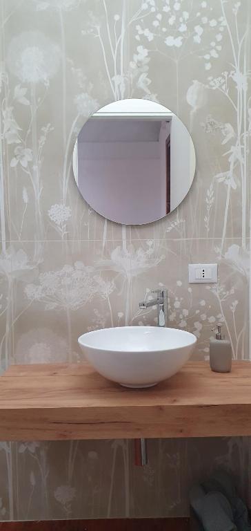 都灵Gaia Suites的浴室设有白色水槽和镜子