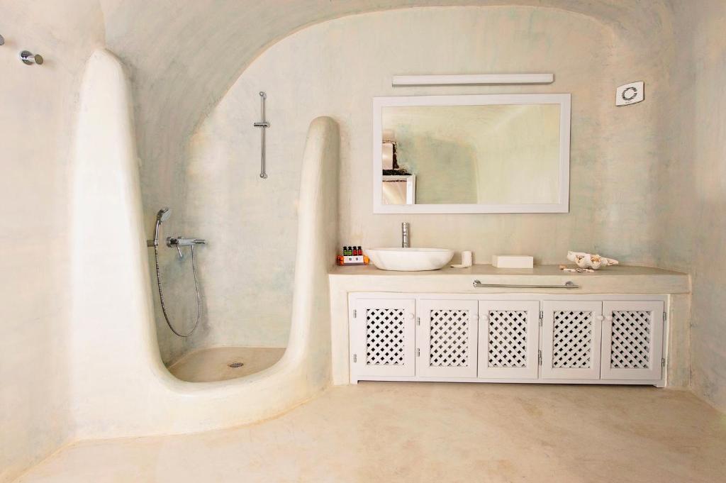 易莫洛林伊奇亚克利顿度假屋的一间带水槽、淋浴和镜子的浴室