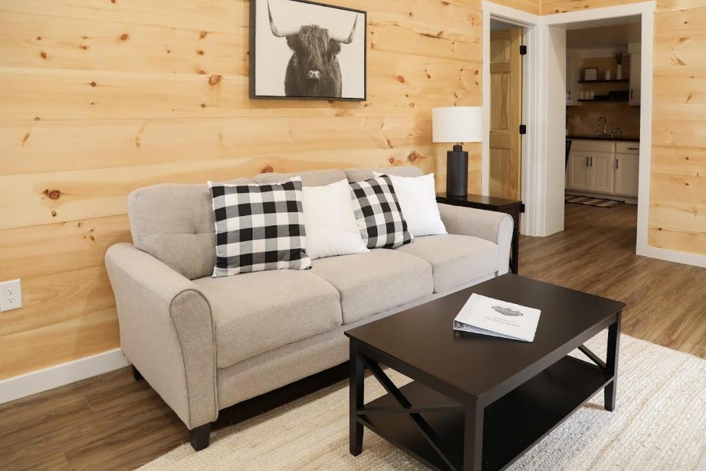 MilroyHartman Center Campground的客厅配有沙发和桌子