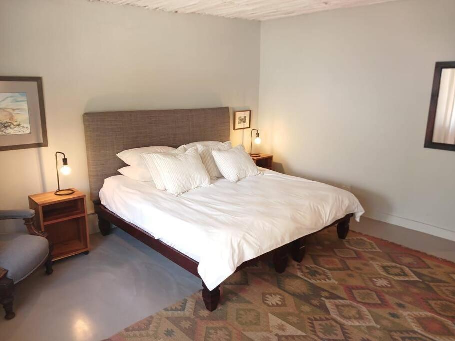 乔治Sherwood Cottage的一间卧室配有带白色床单和枕头的床。