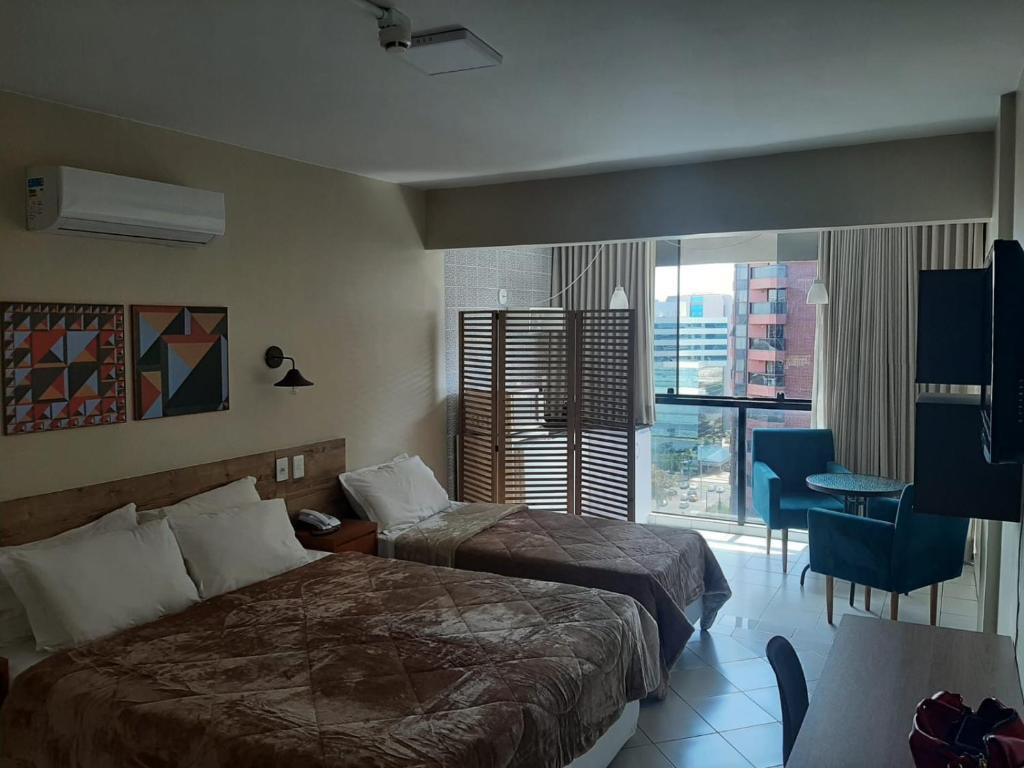 巴西利亚GARVEY PARK HOTEL的酒店客房设有两张床和窗户。