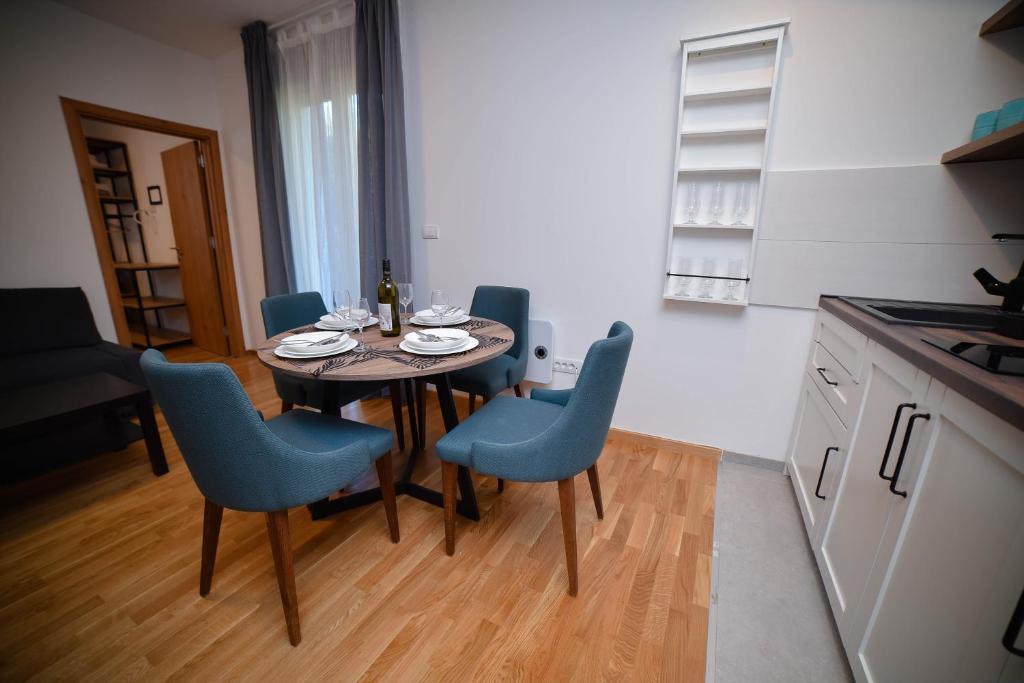 兹拉蒂博尔Zlatibor Breza Apartment and Spa的一间厨房,里面配有桌椅