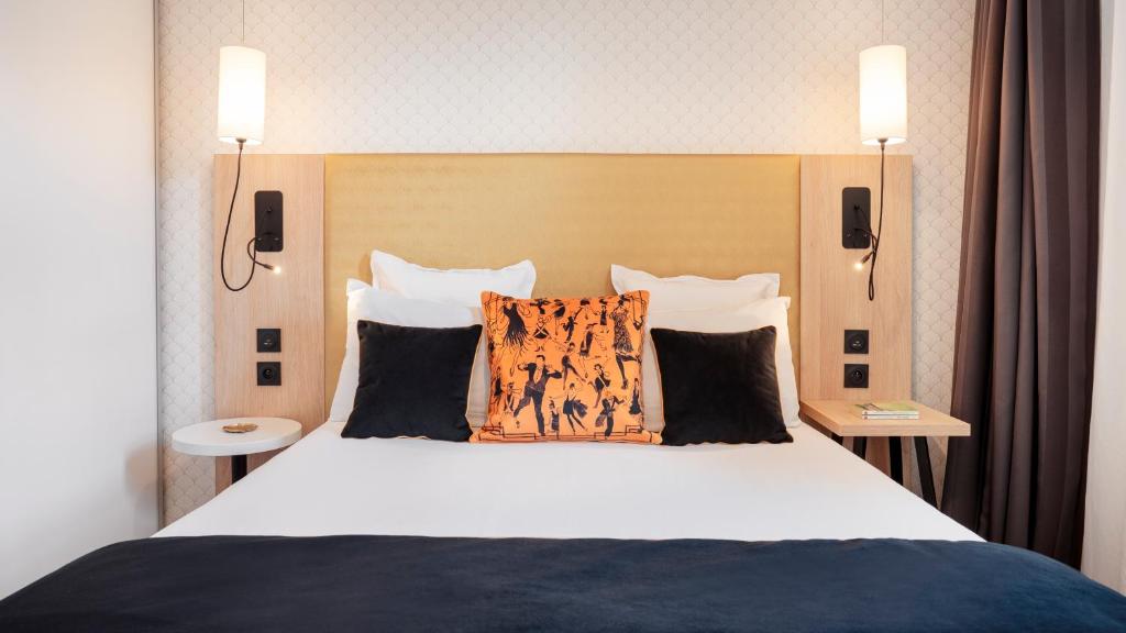 塞里斯塞祖尔阿菲尔塞利左岸酒店的一间卧室配有一张大床和两个枕头
