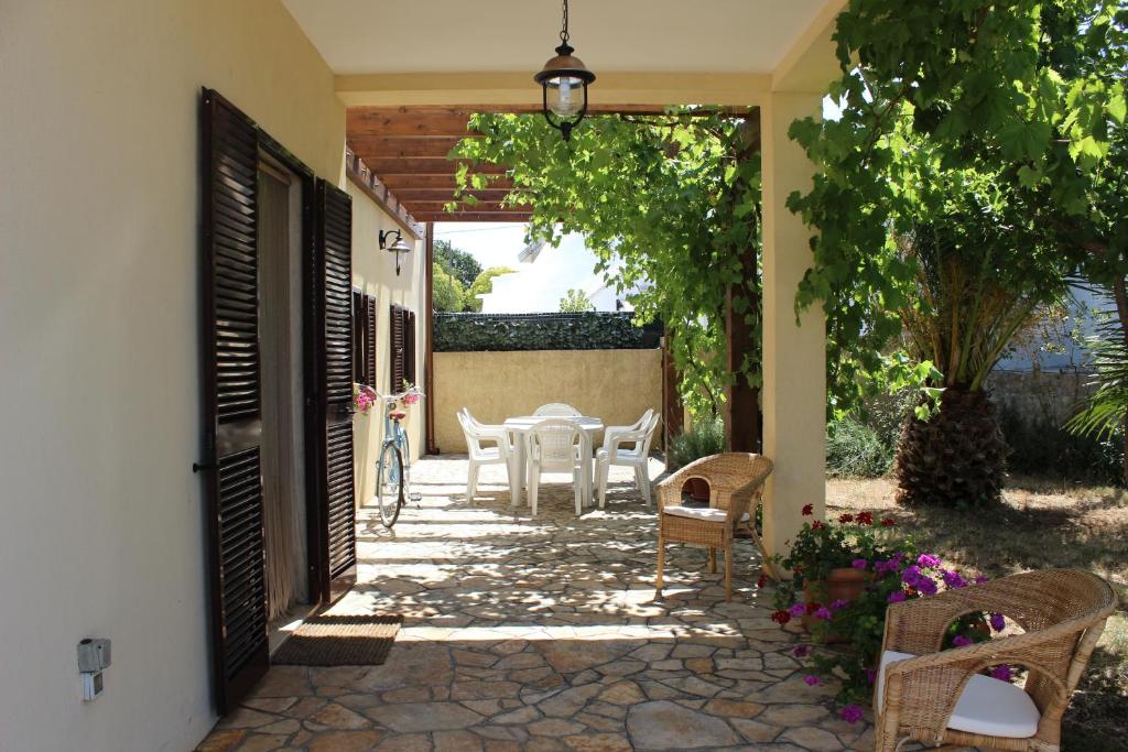 马丁纳弗兰卡Fiordilavanda的一个带桌椅的庭院和一个开放式门