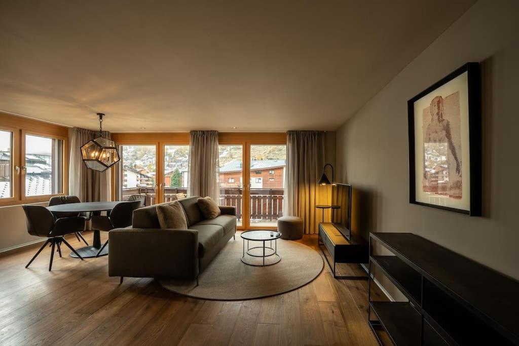 采尔马特Mera Peak Prime Apartment的客厅配有沙发和桌子