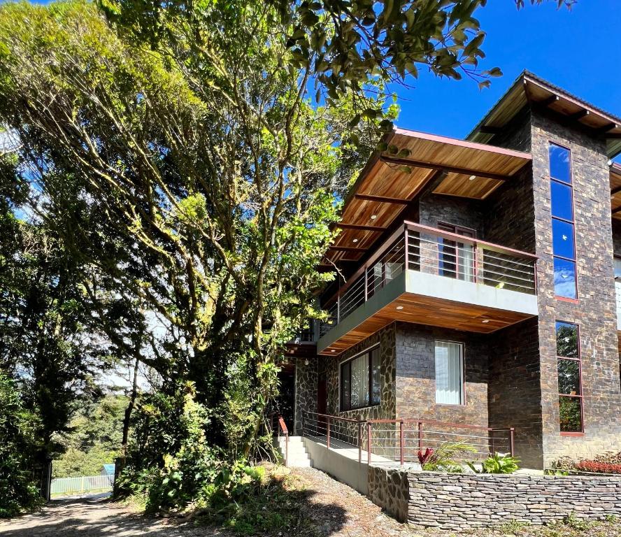 蒙泰韦尔德哥斯达黎加Cougar Monteverde的砖屋,带有木屋顶