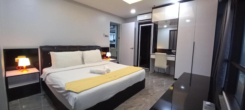 吉隆坡RESORT SUITES AT BARJAYA TIMES SQUARE kL的一间卧室配有一张黄色毯子床