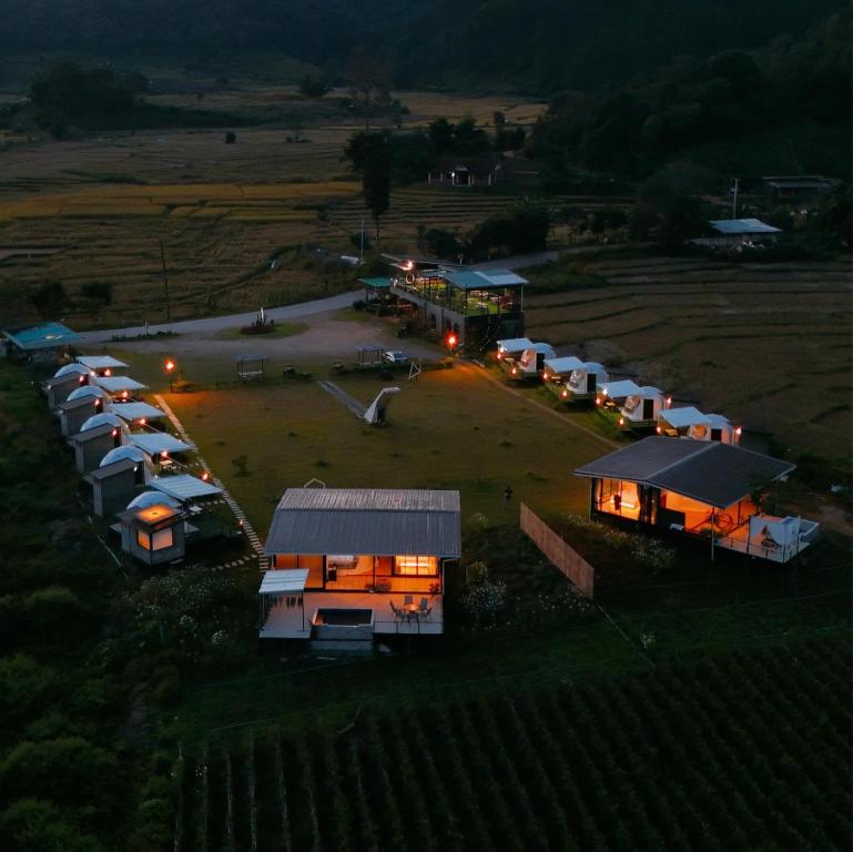 湄宏颂WC Coffee&ไร่หวานซึ้ง的田野一排帐篷的空中景观