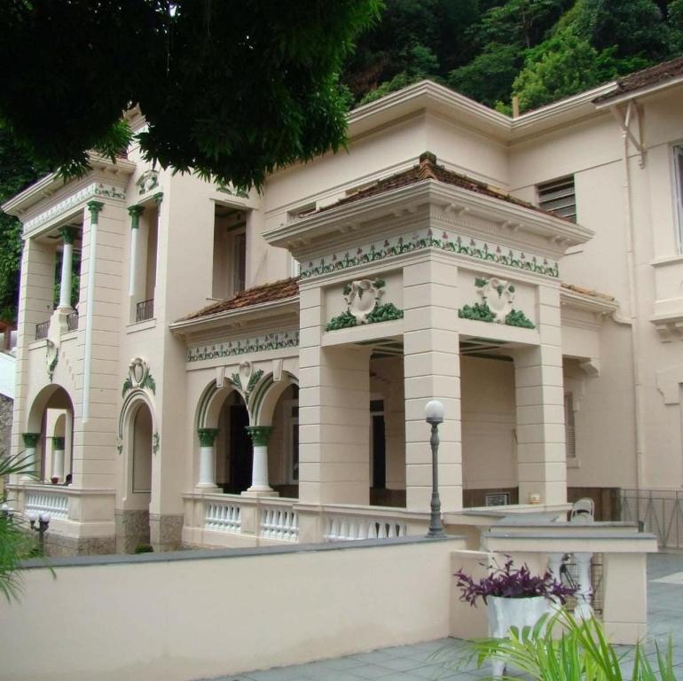 里约热内卢Casa das Luzes Hostel IVN的一座带门廊的大型白色建筑