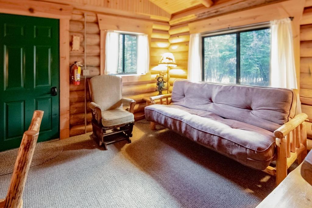 比格福克Experience Montana Cabins - Bear's Den #4的客厅配有沙发和椅子