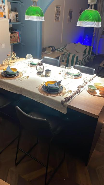 加普L’appart chic gapençais的上面有盘子和盘子的桌子