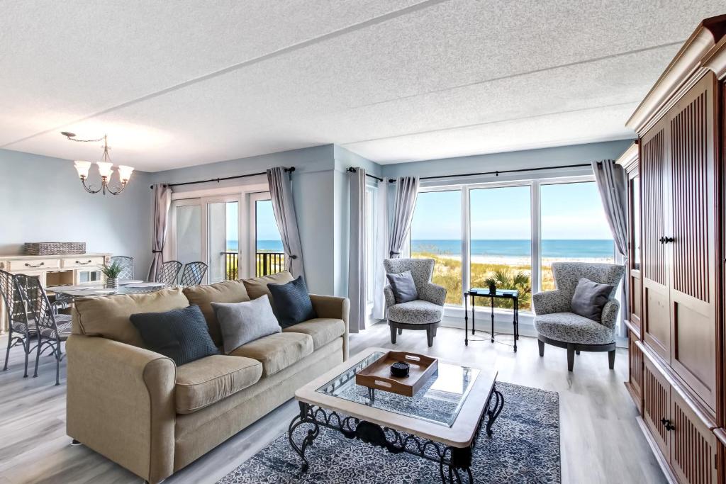 阿米莉亚岛112 Oceans Of Amelia的客厅配有沙发和桌子