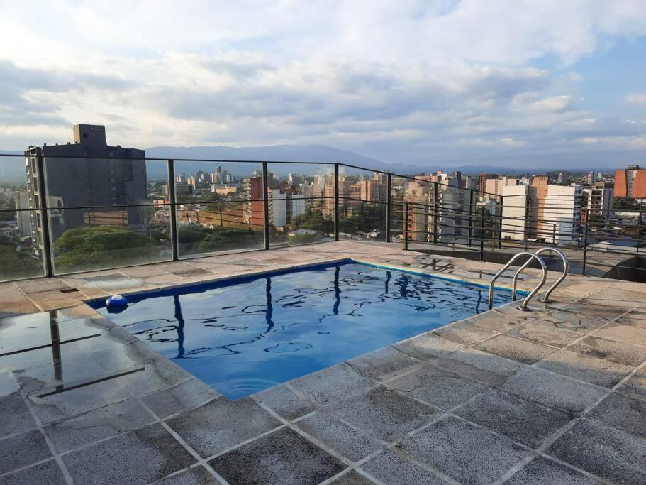 圣米格尔·德·图库玛Loft Plaza Belgrano的建筑物屋顶上的游泳池