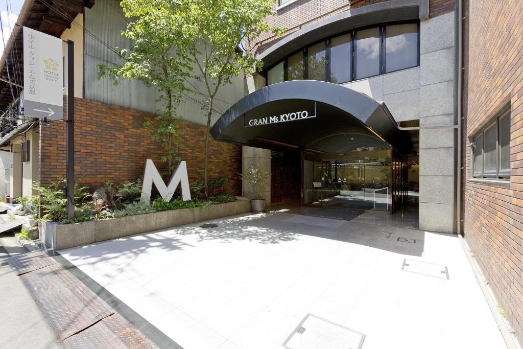 京都京都Gran M’s 酒店的建筑物入口,上面有标志