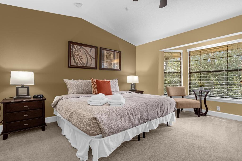 奥兰多Luxurious Townhome - 5 minutes from Disney的一间卧室配有一张床,上面有两条毛巾