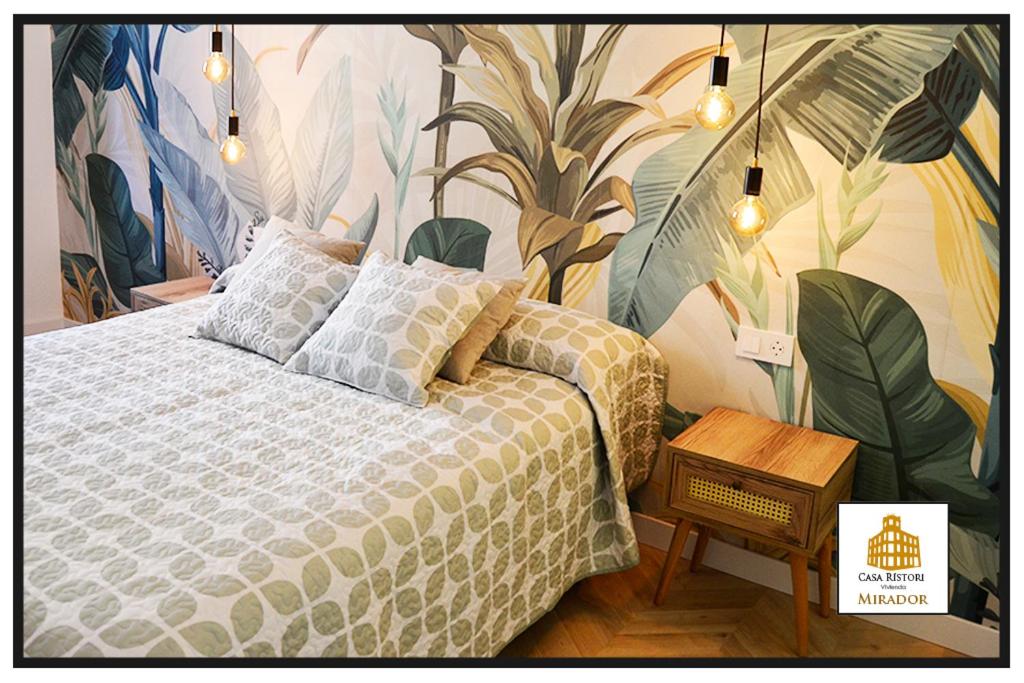 曼萨纳雷斯Casa Rístori Mirador的一间卧室配有一张带植物壁画的床