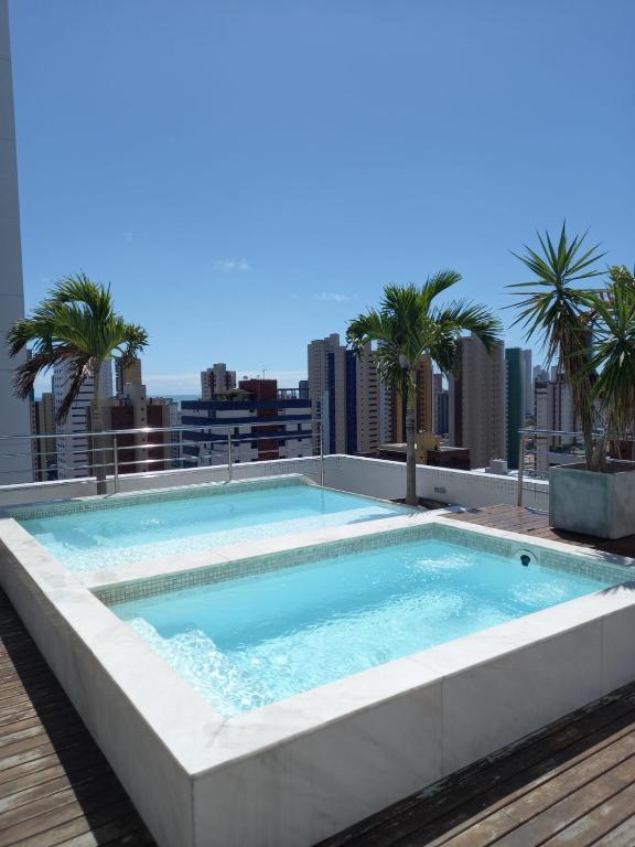 若昂佩索阿Manaíra Apart Hotel - 1606的建筑物屋顶上的游泳池