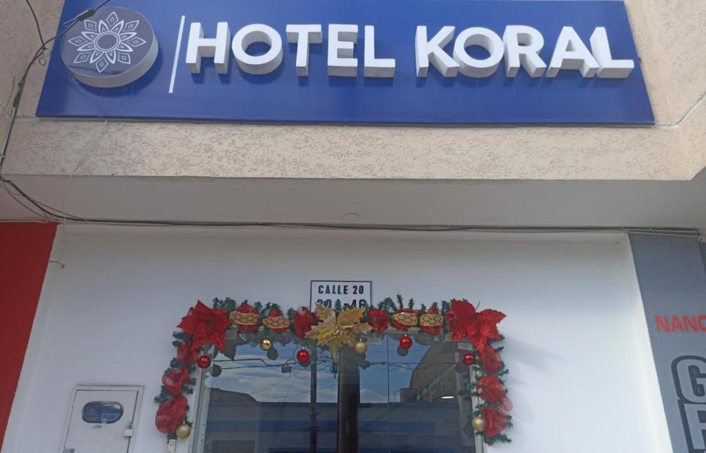 帕尔米拉hotel koral palmira的酒店朝阳门上方的酒店标志