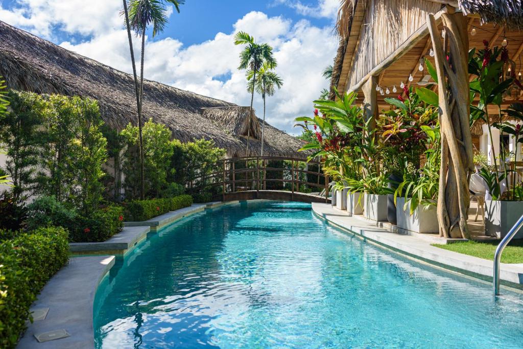 拉斯特拉纳斯TAKUMA BOUTIK HOTEL的棕榈树度假村内的游泳池