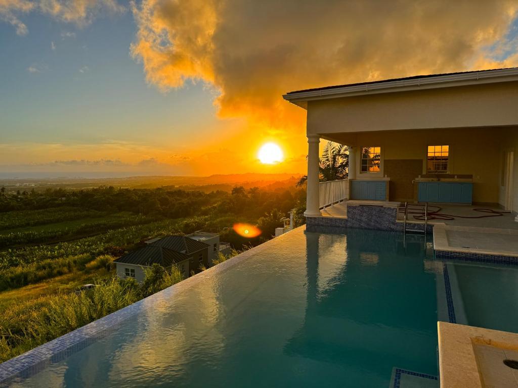 Saint ThomasAmaro Villas Barbados Feel like when you're home的日落前带游泳池的房子