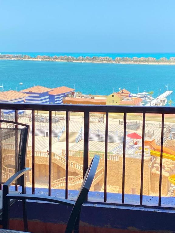 阿莱曼شاليه للإيجار في بورتو مارينا الساحل الشمالي العلمين 34的阳台享有海滩和大海的景致。