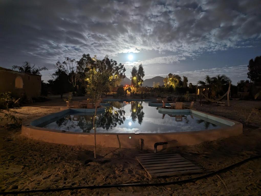 锡瓦Cafour House Siwa - Hot Spring的沙漠中的一个游泳池