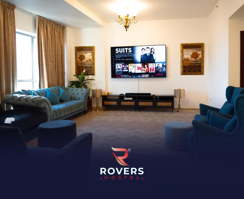 迪拜Rovers Hostel Dubai的带沙发和平面电视的客厅