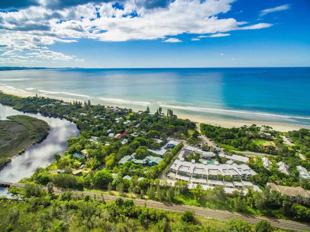 拜伦湾东拜伦酒店的享有海滩和海洋的空中景致