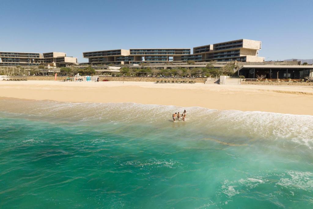 圣何塞德尔卡沃Solaz, a Luxury Collection Resort, Los Cabos的两个人在海滩上