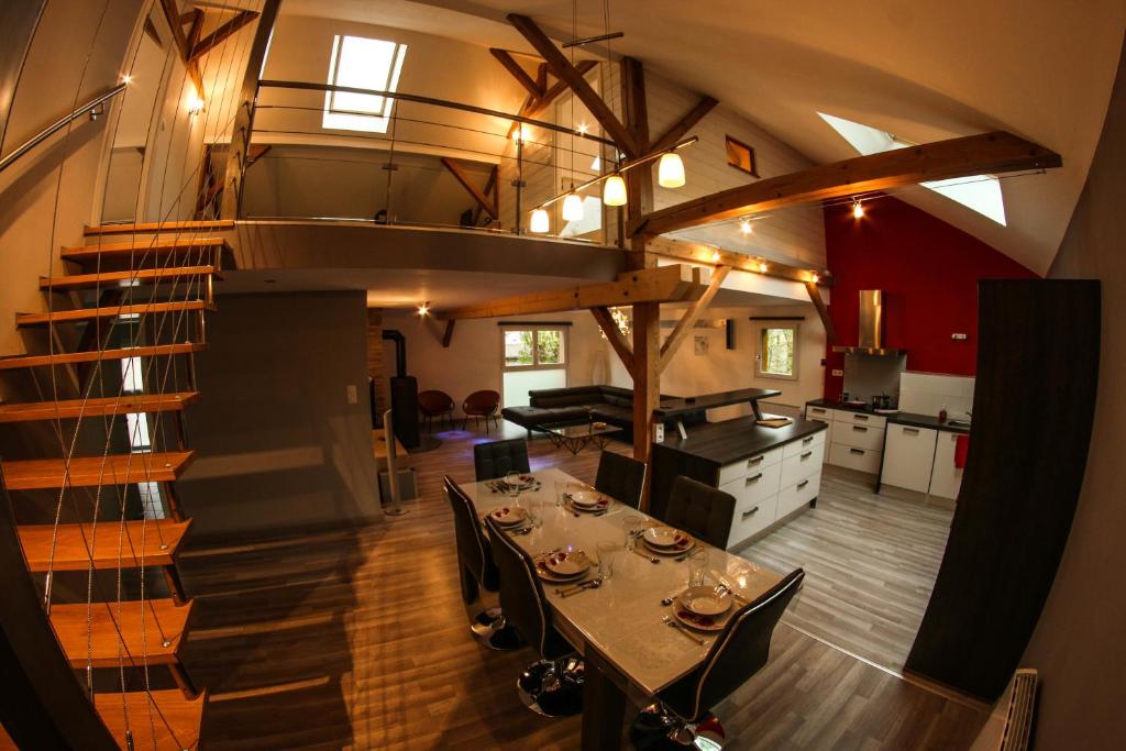 比桑L'Atypique Vosgien的厨房以及带桌子和楼梯的用餐室。